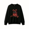 Sudadera con capucha unisex de estilo cuento infantil, con un diseño de trazo libre y textura, que representa a un gato negro de aspecto caprichoso envuelto en hilo rojo, con ojos blancos grandes y expresión de sorpresa