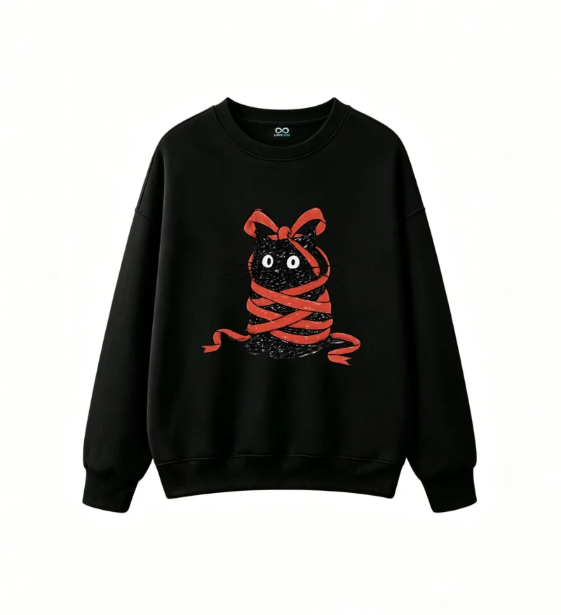 Sudadera con capucha unisex de estilo cuento infantil, con un diseño de trazo libre y textura, que representa a un gato negro de aspecto caprichoso envuelto en hilo rojo, con ojos blancos grandes y expresión de sorpresa