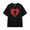 Remera estampada corazón cruz arte