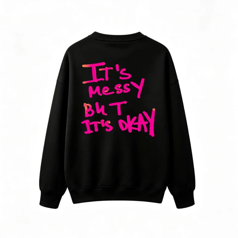 Buzo cuello redondo, estampa frase Messy Okay