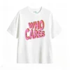 Remera estampada Who Cares gráfico