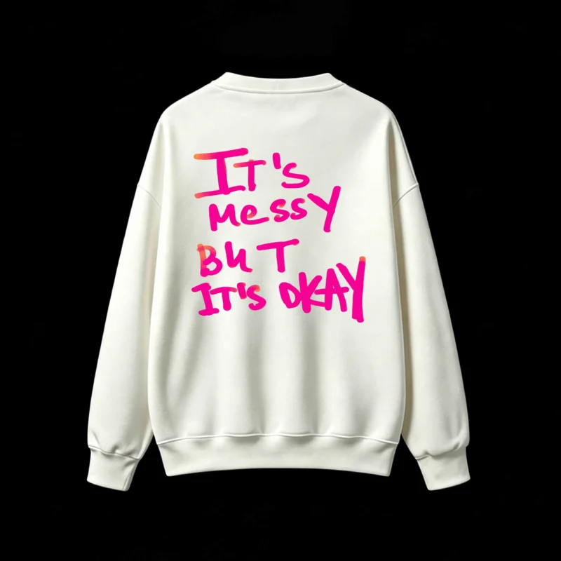 Buzo cuello redondo, estampa frase Messy Okay