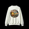白卫 Retro Ride Vintage Muscle Car Sunset Palm Trees Distressed Emblem - Cool Crew Neck Sweatshirt