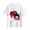 白t背面展示 REMERA CORTA UNISEX SPIDER-MAN, ESTAMPADO FRENTE Y ESPALDA, ESTILO CÓMIC CLÁSICO