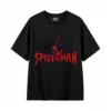 黑t正面展示 REMERA CORTA UNISEX SPIDER-MAN, ESTAMPADO FRENTE Y ESPALDA, ESTILO CÓMIC CLÁSICO