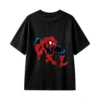 黑t背面展示 REMERA CORTA UNISEX SPIDER-MAN, ESTAMPADO FRENTE Y ESPALDA, ESTILO CÓMIC CLÁSICO